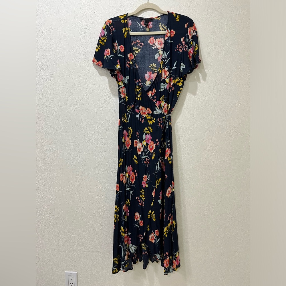 Beautiful Floral Dress, Size Medium. Perfect for summer